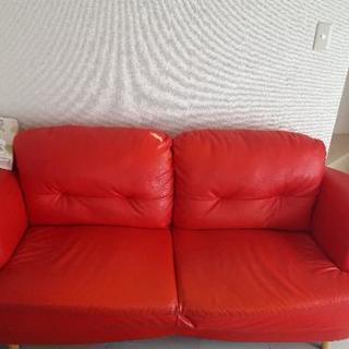 赤いソファーの画像