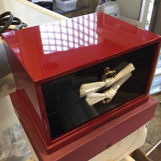 お話中18:05【中古扱い】ジャパンレッドと黒の小引き出しの画像