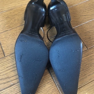 大幅値下げ！Giorgio Armani ブラックレザーパンプス　(^^♪の画像