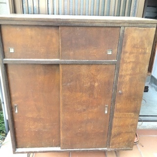 古い靴箱の画像