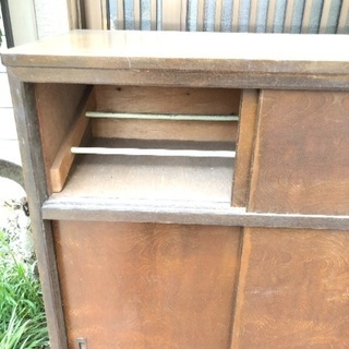 古い靴箱の画像