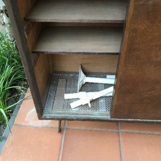 古い靴箱の画像