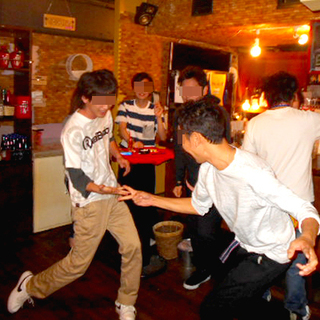 本日！飛び込み参加大歓迎！池袋で夕方から楽しく飲みましょう♪池袋の隠れ家BAR貸切で友達作り飲み会＆カラオケ♪めいっぱい楽しもう♪ - 豊島区