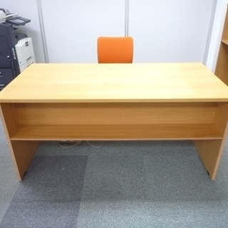 木製デスクの画像