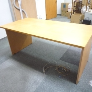 木製デスクの画像