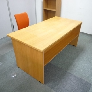 木製デスクの画像