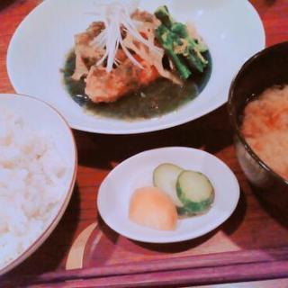 ヘルシーで美味しいご飯を食べながら、体を元気にする方法について語...