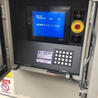 駐車場をまわり値段を確認する現地調査スタッフの画像