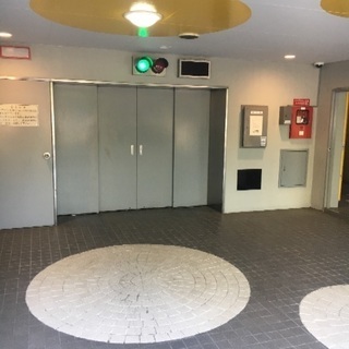 駐車場をまわり値段を確認する現地調査スタッフの画像