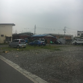 駐車場をまわり値段を確認する現地調査スタッフの画像