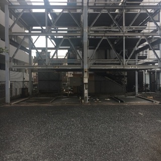 駐車場をまわり値段を確認する現地調査スタッフの画像