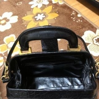 黒のハンドバッグの画像