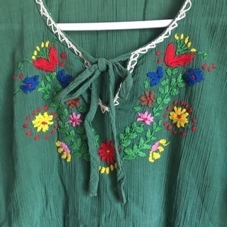 レディース トップス 刺繍入りの画像