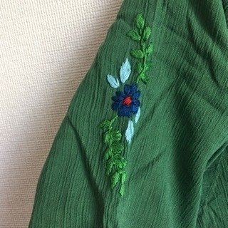 レディース トップス 刺繍入りの画像