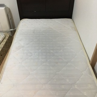 シングルベッド 便利な収納、照明、コンセント付の画像