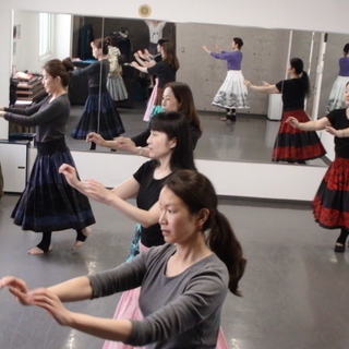 初心者さんのフラダンス♪年齢問わずで基礎から＼(^o^)／