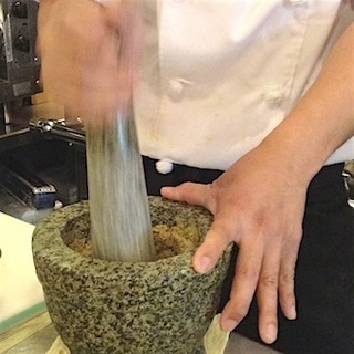 石臼を使って材料を仕込み！本物のタイ料理を学べるキッチン♪スパイスや調味料を格安購入可能◎の画像