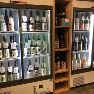 日本酒飲み放題の店で定期的に集まってます🍶