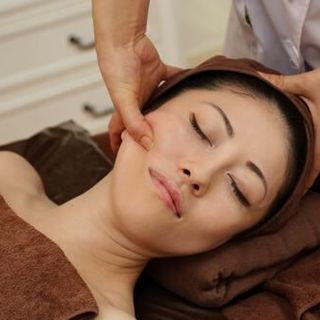 私自身が開業してきた経験を踏まえそれをシステム化し、無駄な部分を省き、できるだけコストを抑え、プロフェッショナルな技術を習得していただくアカデミーを開校しました。喜んでくれた方の数だけ成長し、一緒に美と健康を生涯にわたって考える、そんな一生現役で続けられる仕事として人生をクリエイトしてみませんか。手技だけではなく、開業、独立に向けてのスタートアップ支援、開業後のプロデュース、カウンセリング、コンサルティング、接客方法などのレッスンも受講していただけます。成長できる『自立女性』のお手伝いを致します。の画像