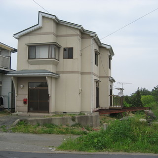 余裕の部屋数、　静かな角地　に建つ一軒家