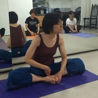 仕事の疲れで腰痛や肩こりが酷い女性が、その痛みを解消できる、勝田台ヨガ教室の画像