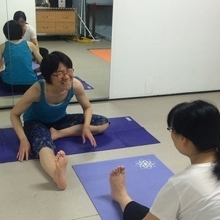 仕事の疲れで腰痛や肩こりが酷い女性が、その痛みを解消できる、勝田台ヨガ教室の画像