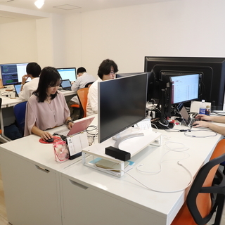 【Webプログラマ】自社内開発・残業ゼロ・年間休日125日以上・社長も現役プログラマ！の画像