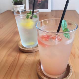 「夏みかんの酵素ジュースセミナー」手作りジュースセミナーです。　酵素ジュースを飲むと、新陳代謝が活発になり太りにくく、ダイエットにも効果的。新陳代謝が高まり、美肌効果 シミやしわの予防。 食後の消化作用を助け、デトックス効果、便秘の悩みや、免疫力もアップの画像