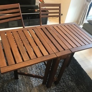 テーブル & 椅子 二脚の画像