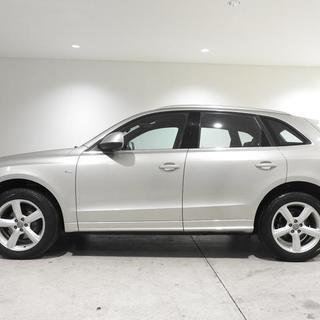 アウディ Q5 2.0TFSI ＳＵＶ クワトロ Sラインパッケージ 4WD S-line サンルーフ Bang&Olufsen リアカメラ （キュベシルバー） の画像