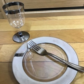 プレート、グラス、フォークのセットの画像