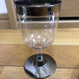 プレート、グラス、フォークのセットの画像