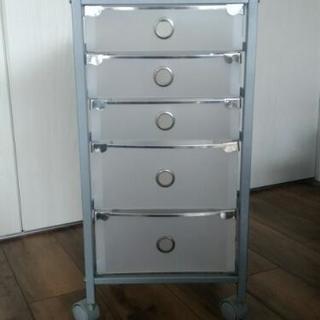 ガラス天板キャビネットの画像