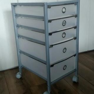 ガラス天板キャビネットの画像