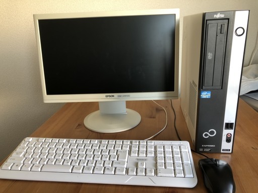 デスクトップタイプのパソコンフルセットです。