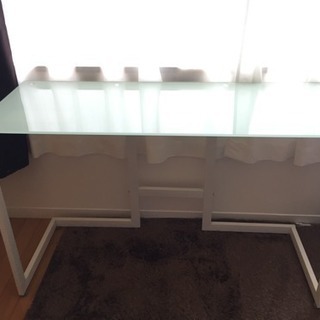 ガラステーブルの画像