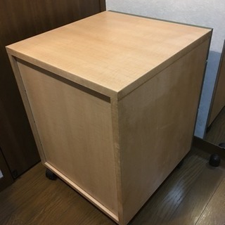 キャスター付き収納棚の画像