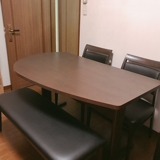 ニトリ 曲線美が美しいダイニングテーブルの画像