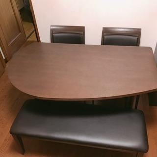 ニトリ 曲線美が美しいダイニングテーブルの画像