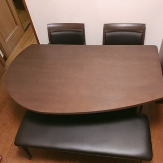 ニトリ 曲線美が美しいダイニングテーブルの画像