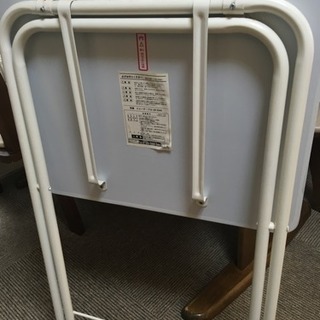 折りたたみテーブルの画像