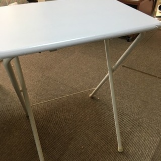 折りたたみテーブルの画像