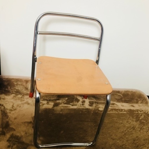 幼稚園、小学校の教室のレトロな木の椅子、希望のかたは2つあります