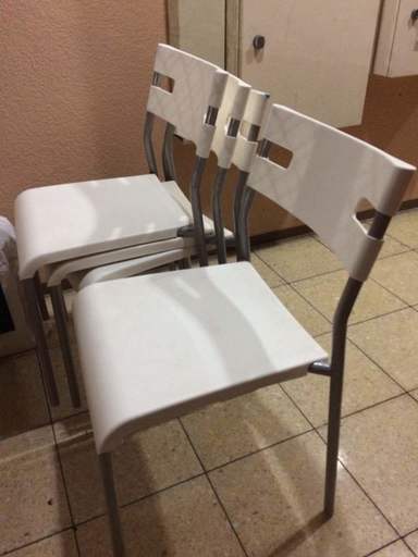 椅子４つセットで出品します。