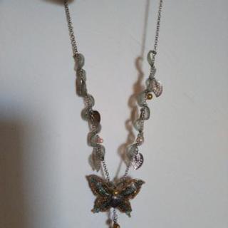 蝶々モチーフネックレスの画像