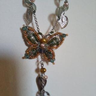 蝶々モチーフネックレスの画像