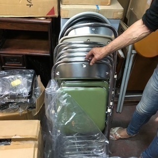 新品パイプ椅子 緑 8脚 有料配達可能