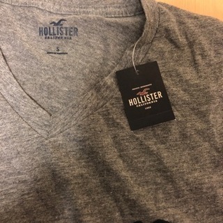 新品未使用タグ付き ホリスターメンズVネックTシャツの画像