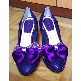 REGAL リボンつき ドットパンプス パープル