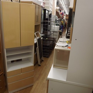 扉付きキッチン収納　食器棚　収納家具　幅５８ｃｍ　札幌　西岡発　